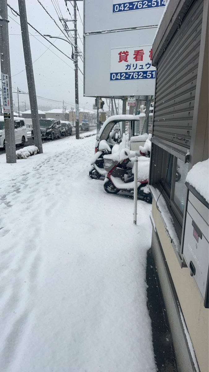 STUDIO_MIXS's tweet photo. 本日雪の為
通常営業出来ません😆
現在降っているのと明日は定休日の為雪かきも出来ません😅
火曜日が怖い。
#町田街道 #MIXS #ミクス https://t.co/mxaqIwbBjt