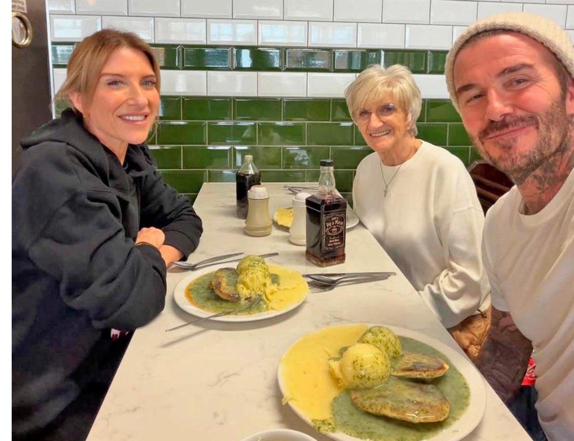 DrJaneLS's tweet photo. I know Tony’s at Waltham Abbey , great liquor , good pies  proper mash ,well infused vinegar but and this is a big but where SirDavid are the eels? https://t.co/QYQpJYN5Fv