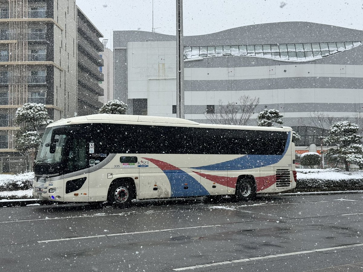 bayareacity's tweet photo. 京成バスイースト
335号車

千葉県内積もるくらい雪降ってます☃️
雪が積もるなんて久々ですね https://t.co/Vzrv3i1dhY