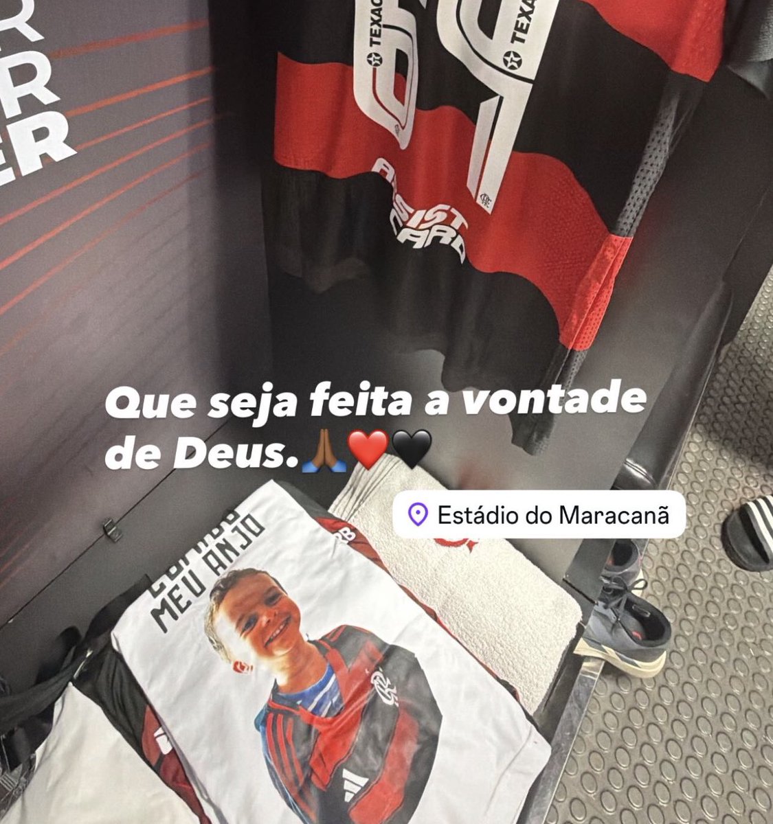 Wallace Yan homenageou o pequeno Guilherme, sobrinho do influenciador Júlio Miguel Neto. E também foi feito um minuto de silêncio no Maracanã. Descanse em paz Gui 🖤

📸 insta: oficial.wallaceyan