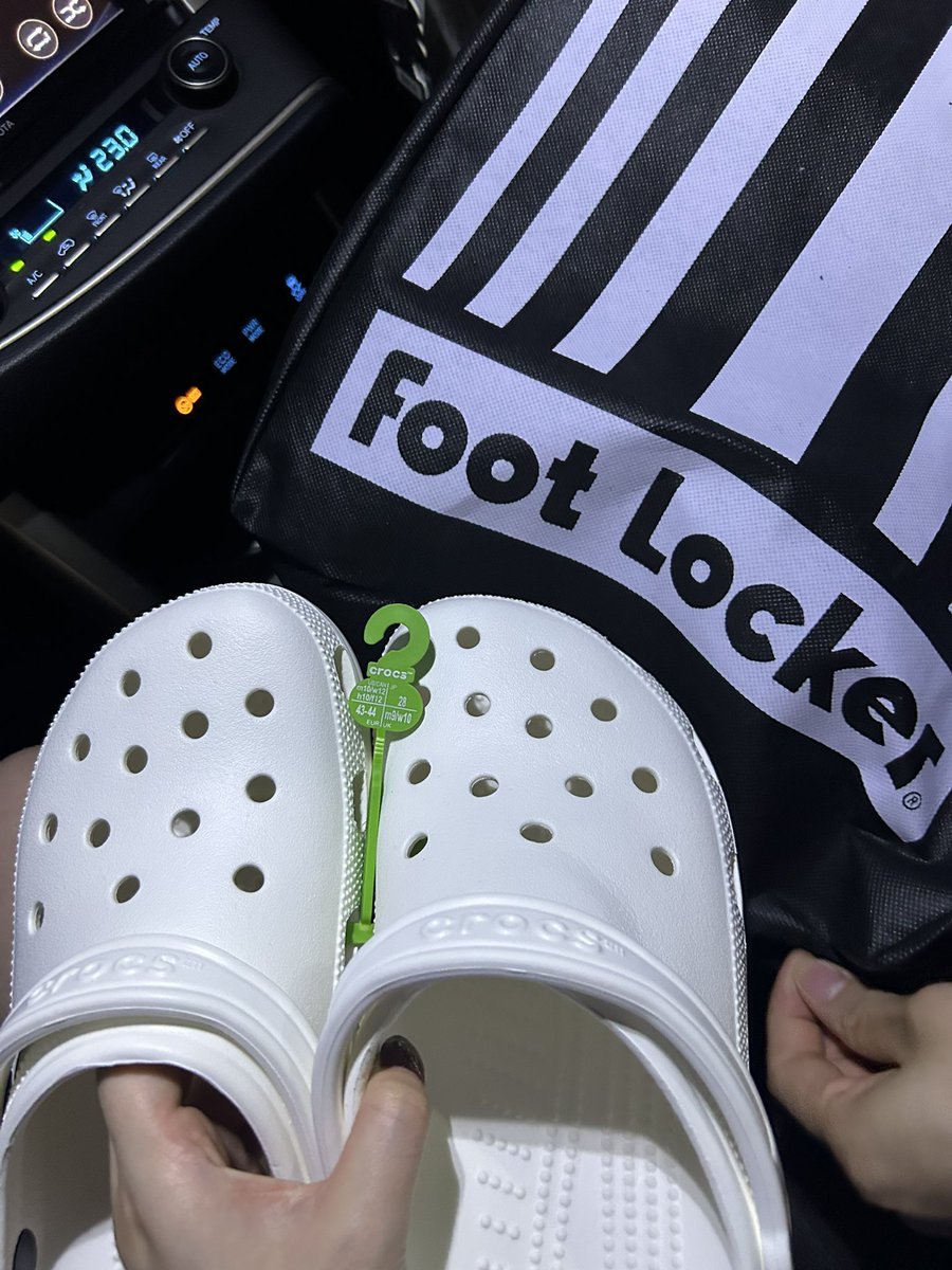 vikiolet's tweet photo. wts/for sale 🫶🏻
crocs putih sz 43-44
📍 sby
💸 dm (jual rugi)
dijual krn kebesaran, beli d footlocker

🏷️ zona uang jajan dijual wtb for sale https://t.co/PM8sALTqU1