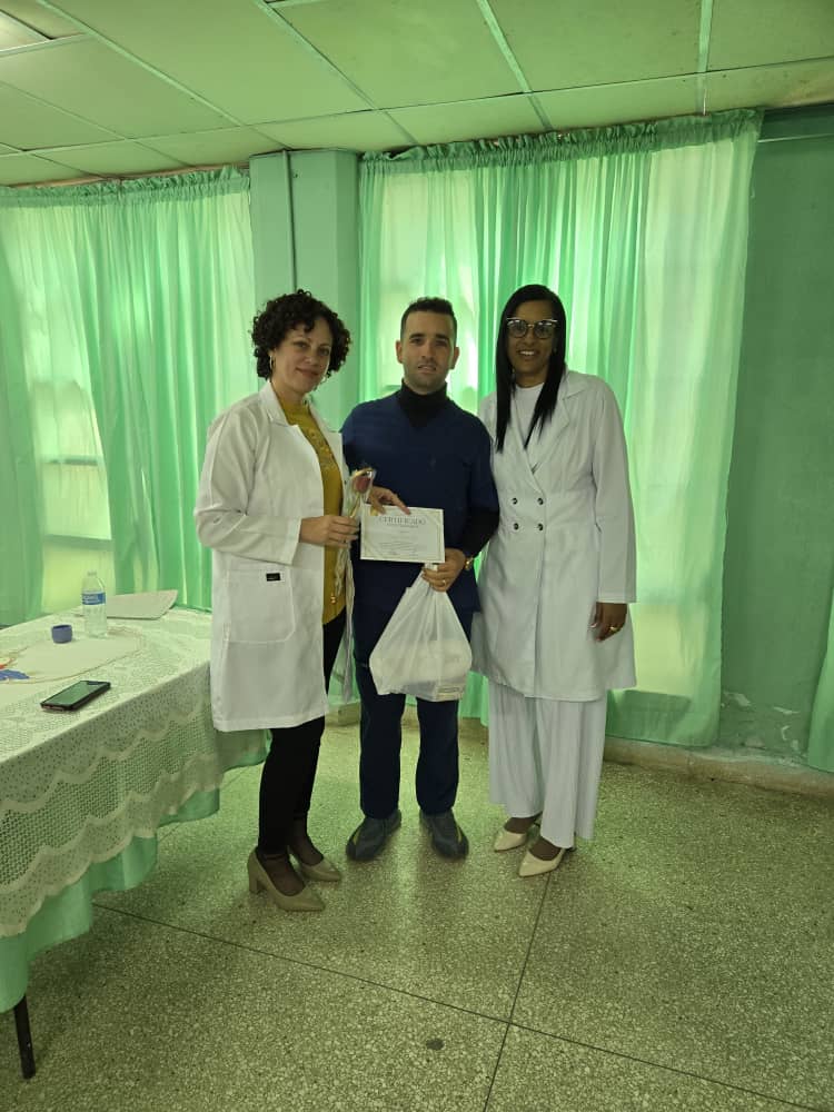 🏥 Como parte del Balance del servicio de Anestesiología del #HospitalGuevara fueron galardonados los más destacados en el año que cierra. Éxitos para este colectivo en el 2026 #CubaVencerá #CubaPorLaVida <a href="/MINSAPCuba/">Ministerio de Salud Pública de Cuba</a> <a href="/LorenzoOsbel/">Osbel Lorenzo</a> <a href="/DtorDgsTunas/">Director General de Salud Las Tunas</a> <a href="/DirGestionTunas/">Directora de Gestión Sanitaria DGS Las Tunas</a> <a href="/LuisNoelPerezR2/">Luis Noel Pérez Rivero</a>