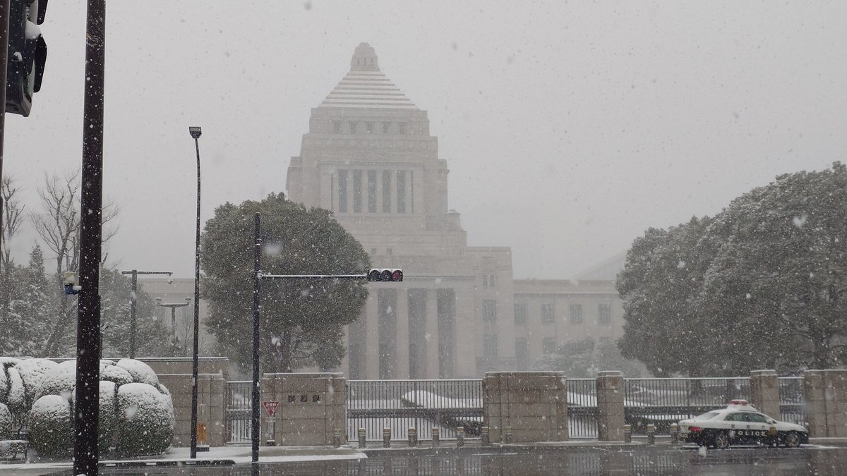 konoe_0185's tweet photo. 江戸、安政、雪…
帝都、昭和、雪…
東京、令和、雪…
不穏な皆さん、落ち着いて下さい
本日は国政を変える合法的な手段があります https://t.co/84TG8Tp3e0