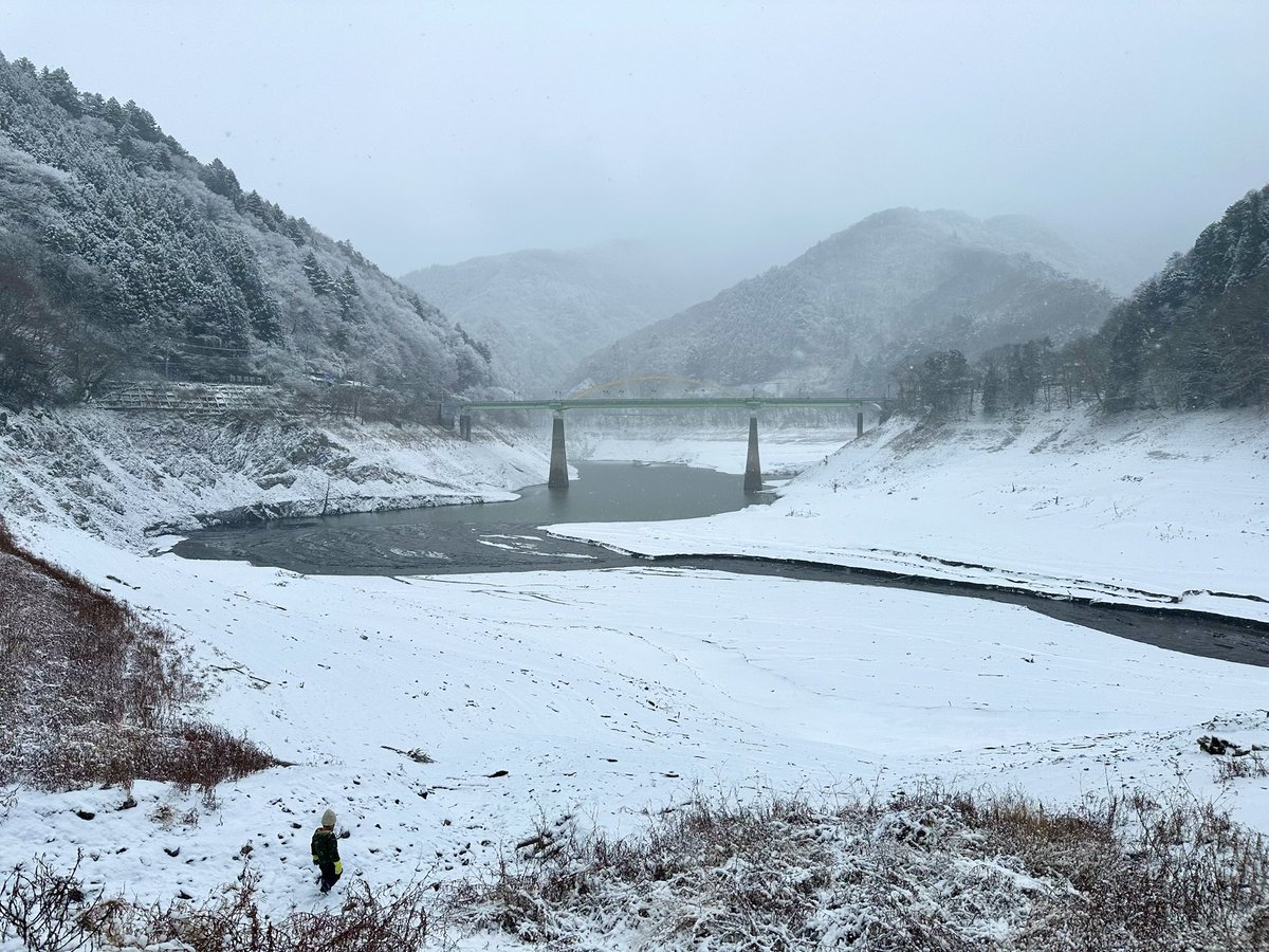 奥多摩湖小留浦湖畔

普段はない陸地に雪が降り積もっています