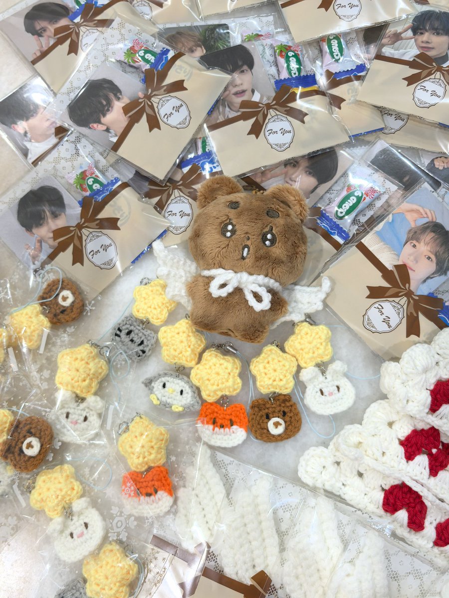 junthemeow's tweet photo. #TXTinKL freebies!

pick one:
✨ ppulbatu love language-themed headscarf (1 pc for each member)
✨ wings accessory (5 pcs)
✨ star animal charms (3 pcs for each member)
every gift comes with 2 random double-sided pocas and candy!

fcfs, exchange only🫶🏻 https://t.co/sTT32NpRff