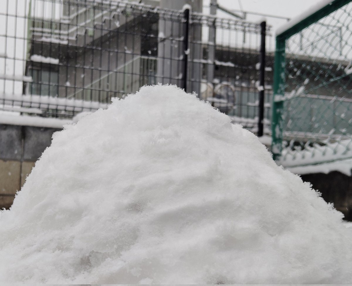 今日の富士山です。ちょっと形が違うかなー。 長靴はいて投票してき