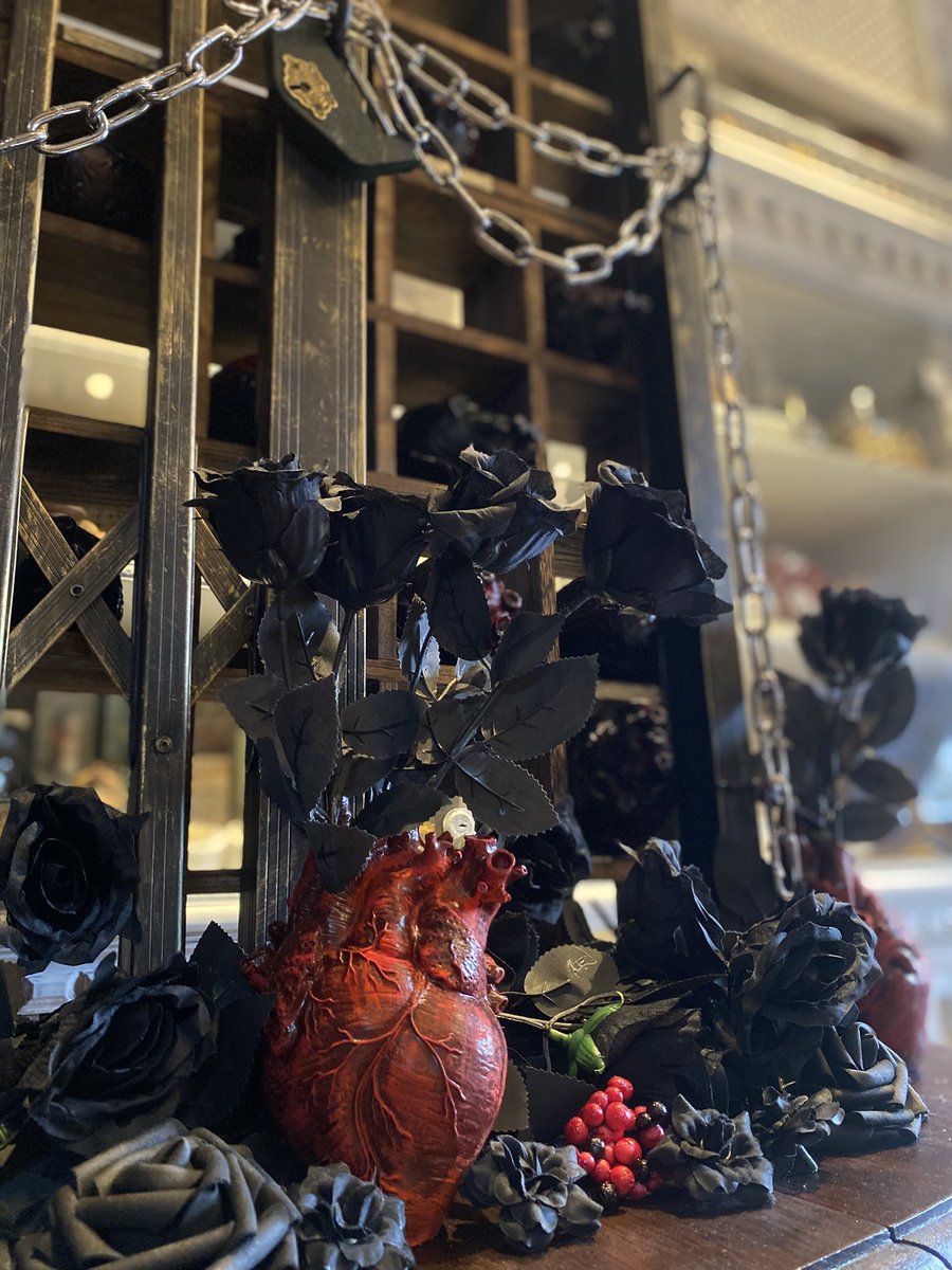 __no_a__'s tweet photo. 昨日は、バレンタインシーズンが始まったCHAMBER OF RAVENにも行ってきました
不穏!!!!!!!!!!!!!
「バレンタインは恋心が暴走しやすいので、心臓をお預かります」とのことです🫀
#chamberofraven
#_COR https://t.co/YywomlBLFX