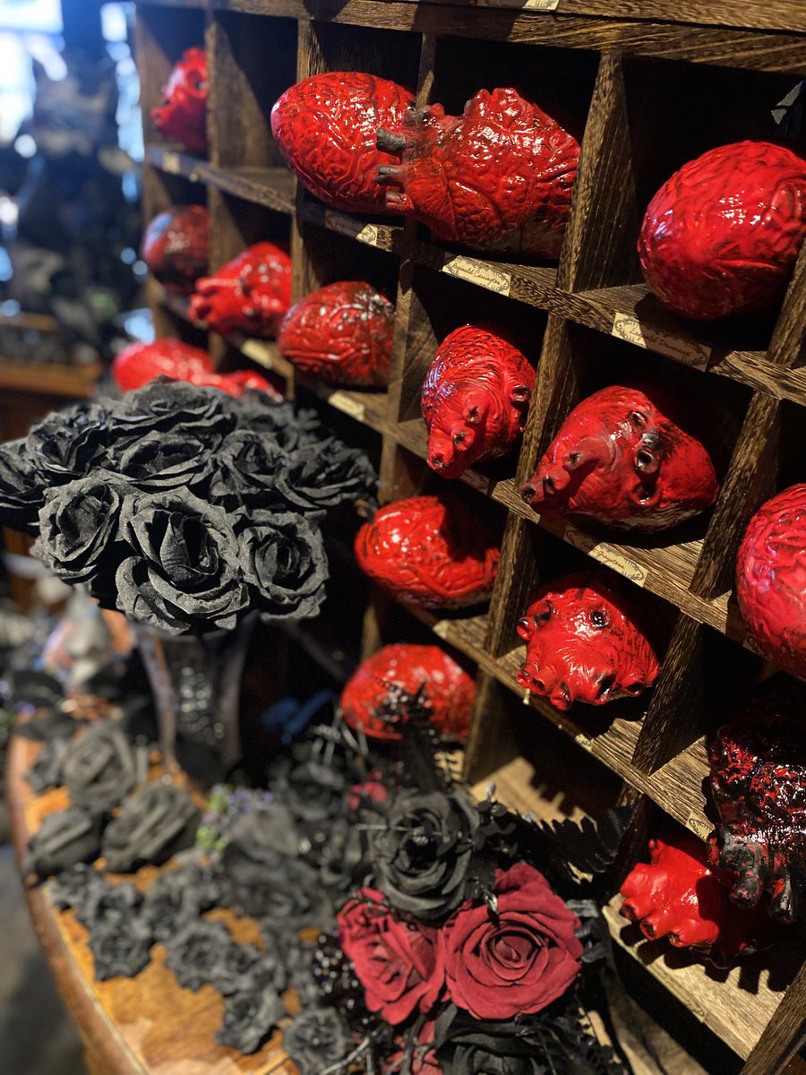 __no_a__'s tweet photo. 昨日は、バレンタインシーズンが始まったCHAMBER OF RAVENにも行ってきました
不穏!!!!!!!!!!!!!
「バレンタインは恋心が暴走しやすいので、心臓をお預かります」とのことです🫀
#chamberofraven
#_COR https://t.co/YywomlBLFX