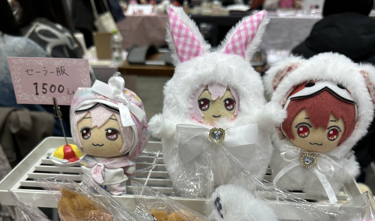 norishiok's tweet photo. 設営完了してますー
もんどんきらどるきぐるみかわいい

私、まほうつかいローブの在庫を持ってこようとしてポーチ忘れて何もなしです！
(告知出さなくてよかった)(ただのサボりでした) https://t.co/jHqs3rofTS
