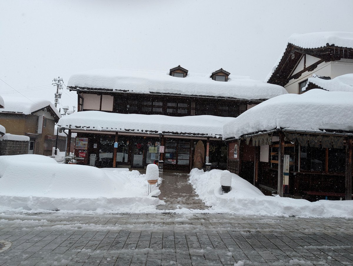 yoitoko_inami's tweet photo. 大雪警報真っ只中ですが、営業しています。現在通れるのは八日町通り側の正面入り口と、横手後方の公衆トイレ側の入り口のみです。六日町側には出れない状態です。ご理解のほどよろしくお願いいたします。 https://t.co/VrmoyV9RXI
