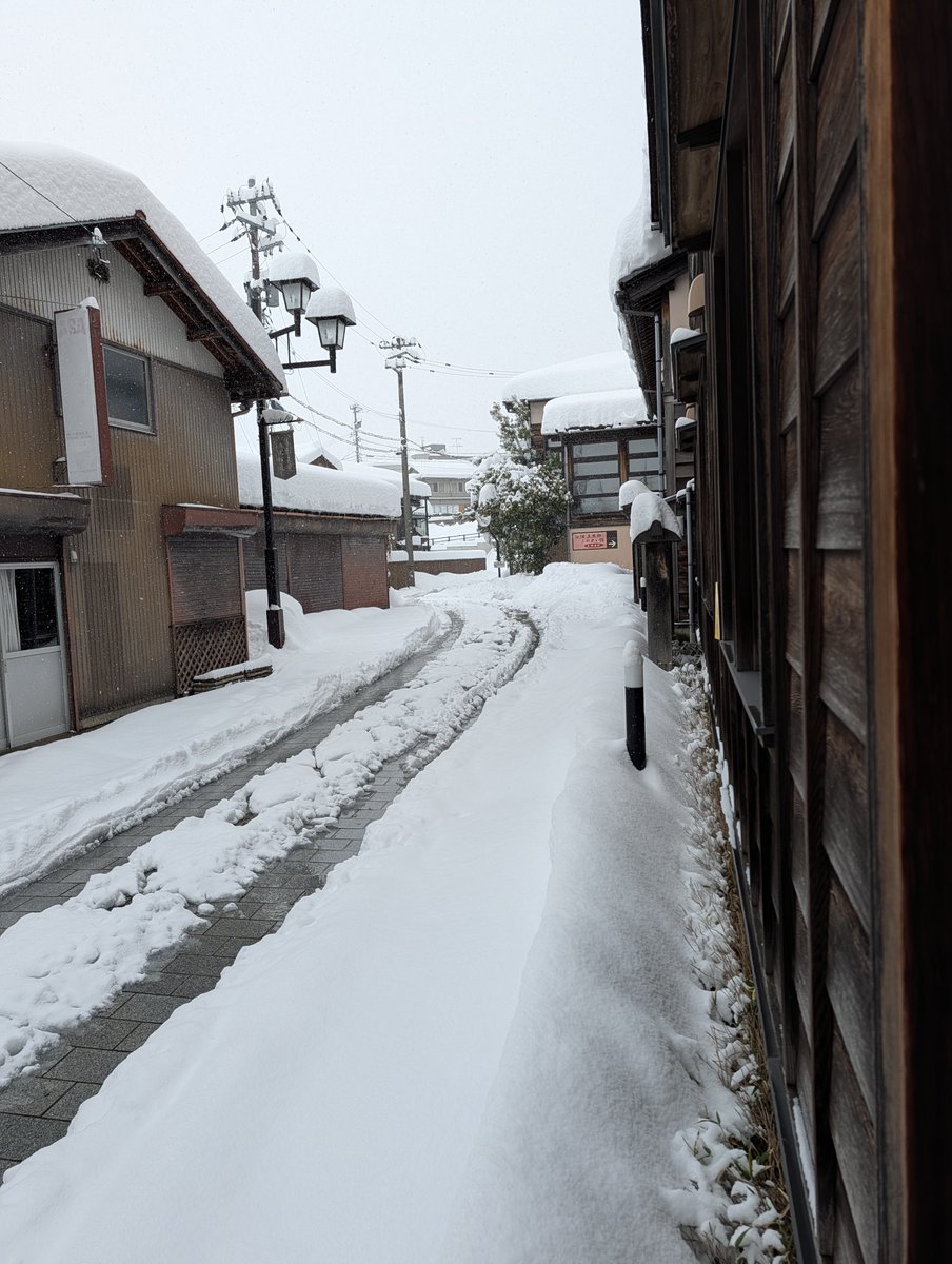yoitoko_inami's tweet photo. 大雪警報真っ只中ですが、営業しています。現在通れるのは八日町通り側の正面入り口と、横手後方の公衆トイレ側の入り口のみです。六日町側には出れない状態です。ご理解のほどよろしくお願いいたします。 https://t.co/VrmoyV9RXI