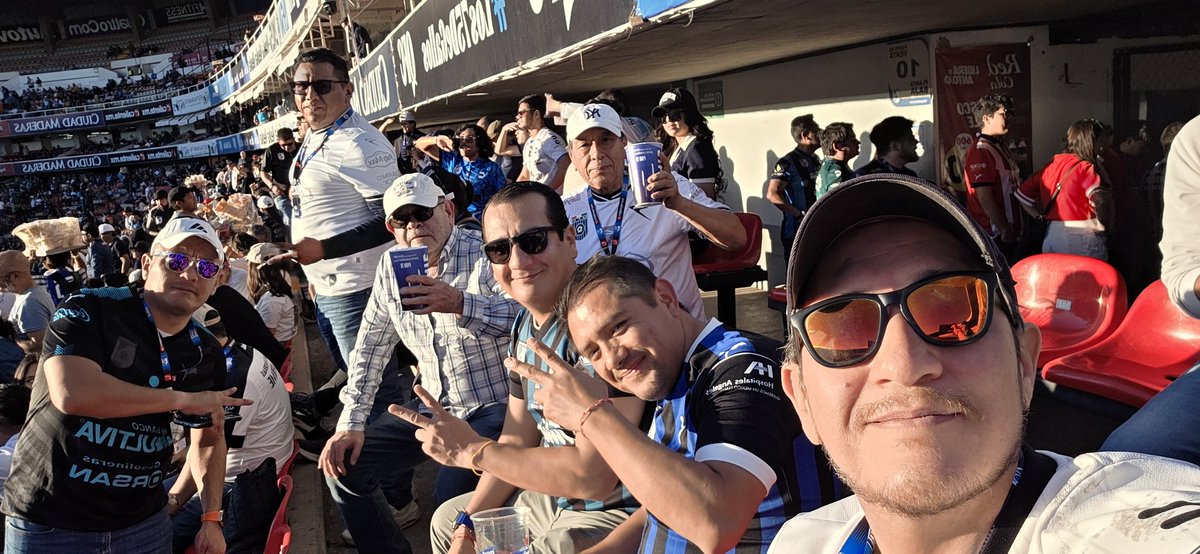 _ciscoayala's tweet photo. Victoria en el clásico del bajío @Club_Queretaro 2-0 @clubleonfc #ResetAzulyNegro 🐔🔵⚫️ https://t.co/FiaXEsPMrh