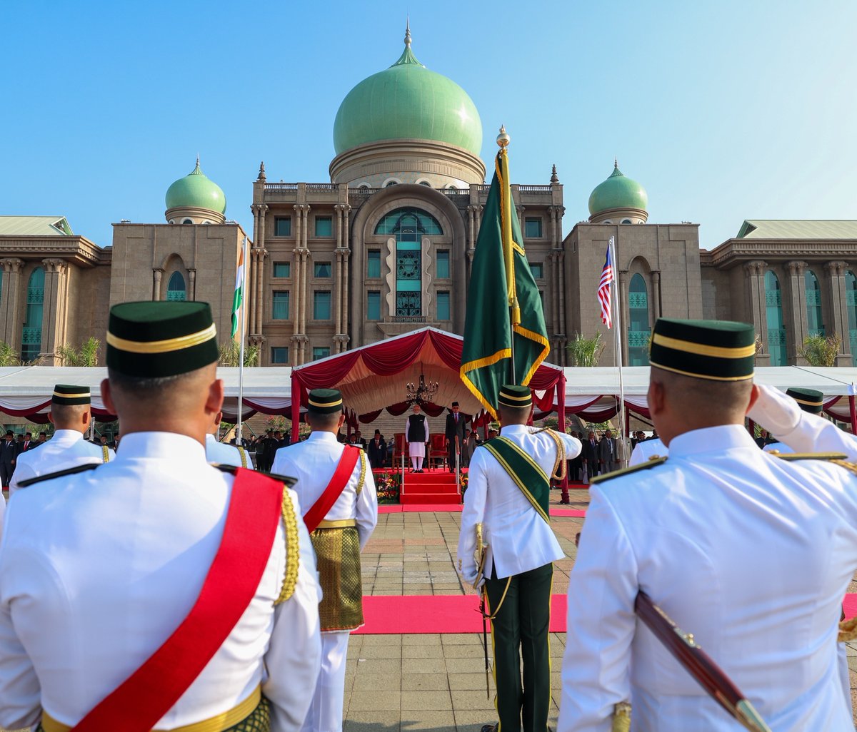 narendramodi's tweet image. Glimpses from the ceremonial welcome at Perdana Putra in Putrajaya.

India and Malaysia continue to deepen a partnership rooted in trust, friendship and shared aspirations.

@anwaribrahim