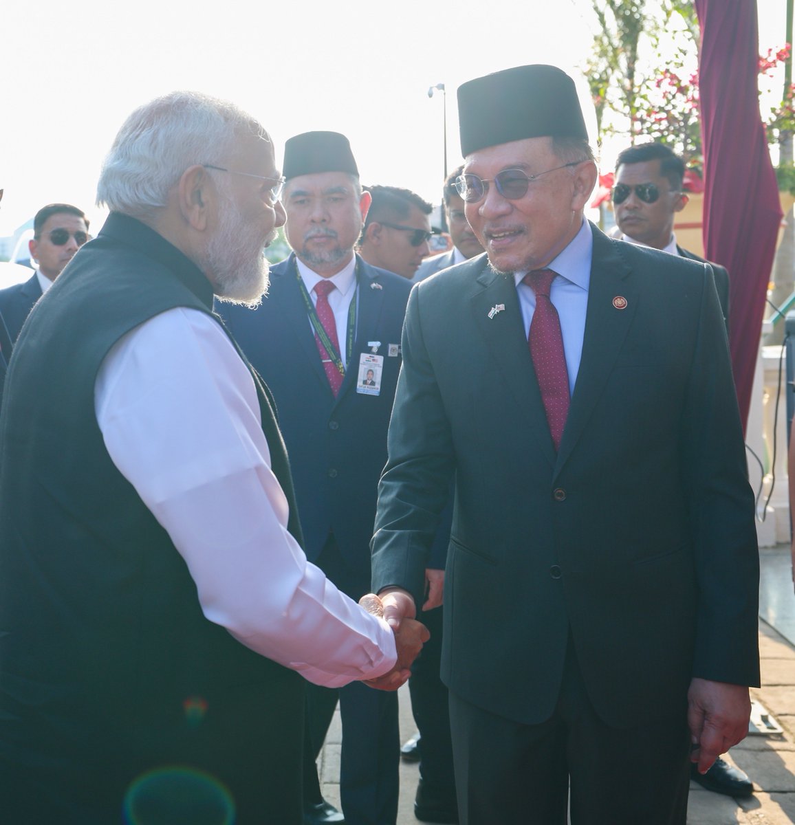 narendramodi's tweet image. Glimpses from the ceremonial welcome at Perdana Putra in Putrajaya.

India and Malaysia continue to deepen a partnership rooted in trust, friendship and shared aspirations.

@anwaribrahim