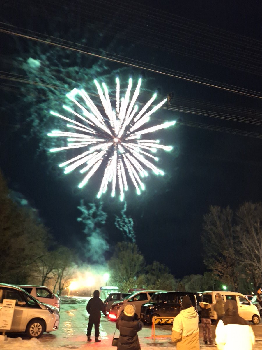 haruharumoco's tweet photo. 昨日は芽室町、氷灯夜でした✨
アイスキャンドルに花火、とてもキレイでした✨ https://t.co/PvYUvTSQ9w