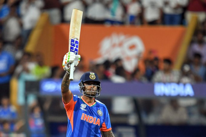 AIRNewsHindi's tweet photo. 𝐌𝐞𝐧’𝐬 𝐂𝐫𝐢𝐜𝐤𝐞𝐭🏏:
T20 विश्व कप के तीसरे मैच में भारत ने संयुक्त राज्य अमेरिका को 29 रनों से हराया।
Final Score:
IND 161/9(20)
USA 132/8(20)
#MenInBlue | #T20WorldCup | #INDvUSA | #USAvIND https://t.co/7WQwCujtZJ