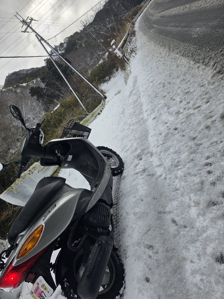 yoko2827's tweet photo. 原チャで遊びに行ったら竹之内峠偉いことなってた⛄️
久しぶりに交通整理したわ https://t.co/TESAiKW5c9