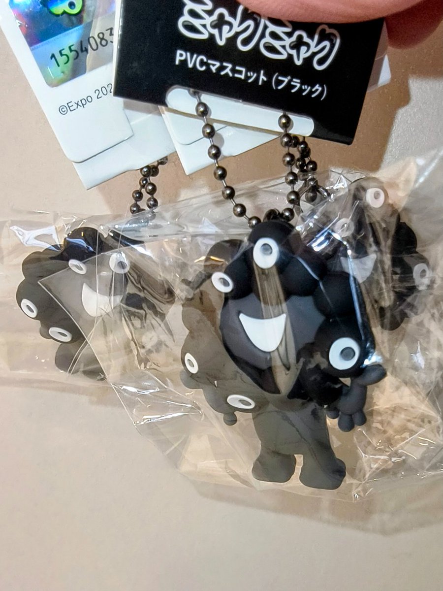 こっちのタイプの黒ミャクミャクPVCキーホルダー3点、揃った。 JR大阪