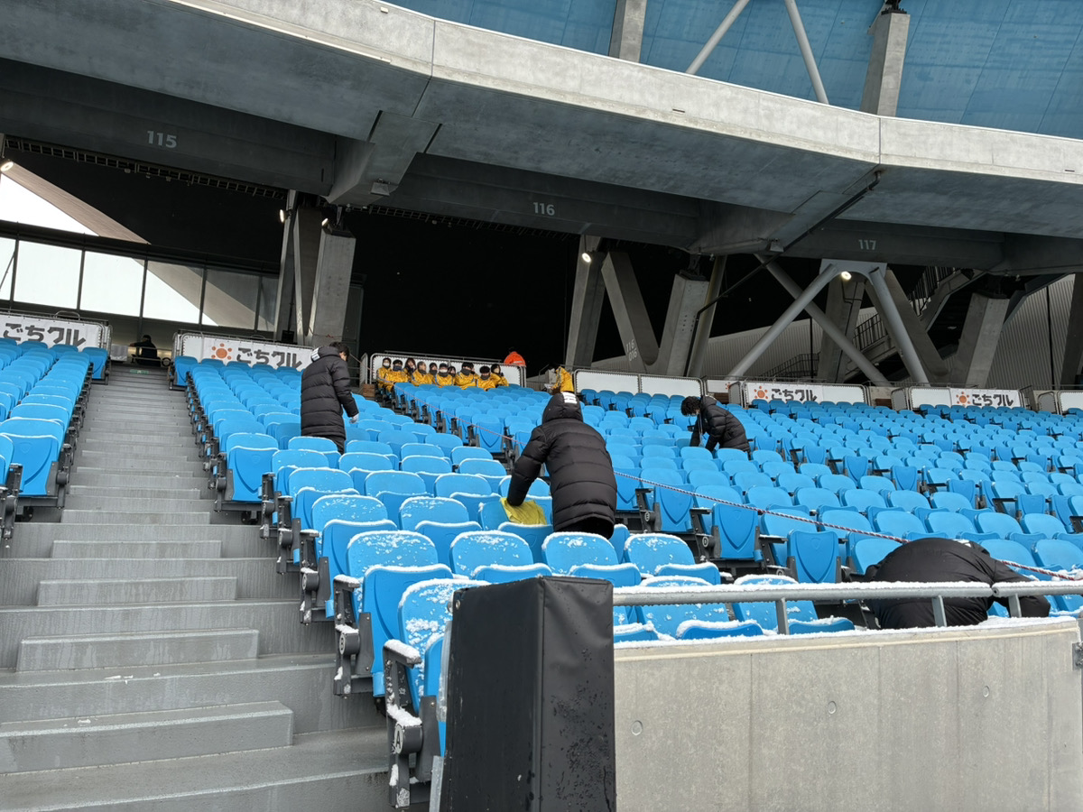 frontale_staff's tweet photo. 本日は降雪の影響により、一部の観戦席が雪で覆われている状況です。
現在、雪かきなどの作業を行っておりますが、今後も降り続く可能性がございます。
ご来場の際は、防寒対策や座席を拭くタオル、滑りにくい靴の着用など、十分な雪対策のうえ、お気をつけてご来場ください。
皆様のご理解とご協力をよろしくお願いいたします。

【チケット】 #frontale