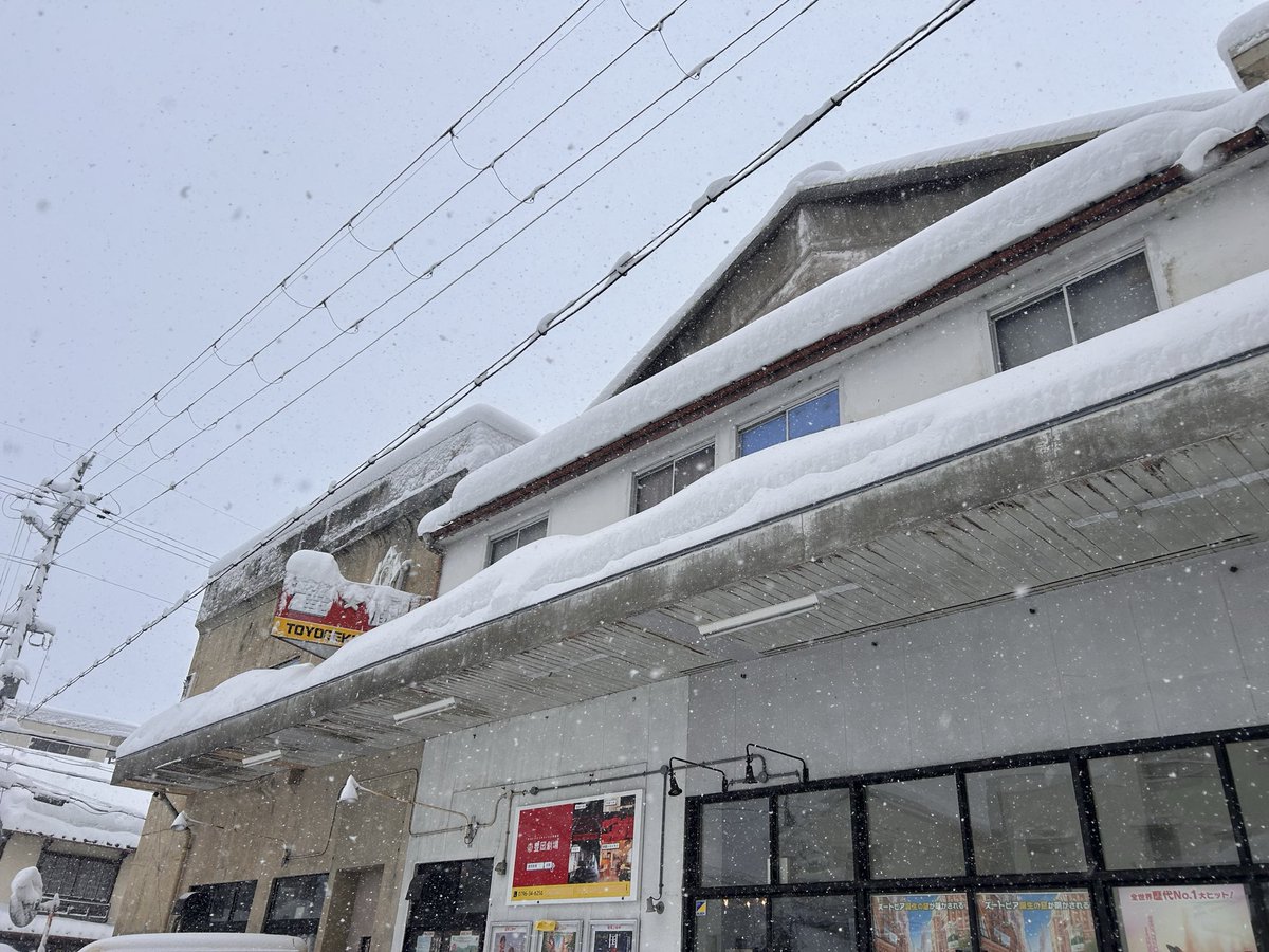豊劇、大雪ですがオープンしてます！ボランティアさんが集まってくださり雪かきしてまた帰っていかれました😭かっこよすぎて…😭✨