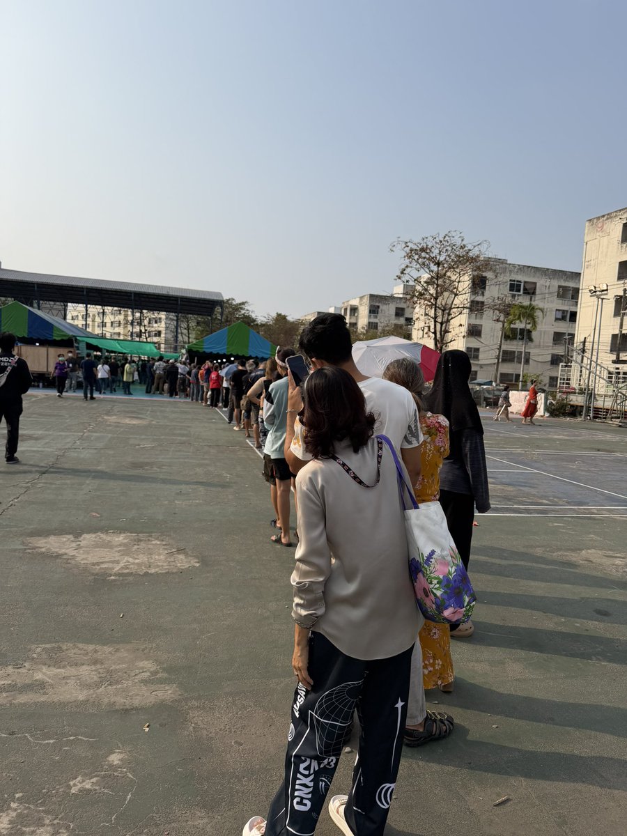 แถวยาวววววมาก อากาศร้อนมาก แต่ต้องอดทนใช้สิทธิที่มีอยู่อย่างอิสระ #เลือกตั้ง69