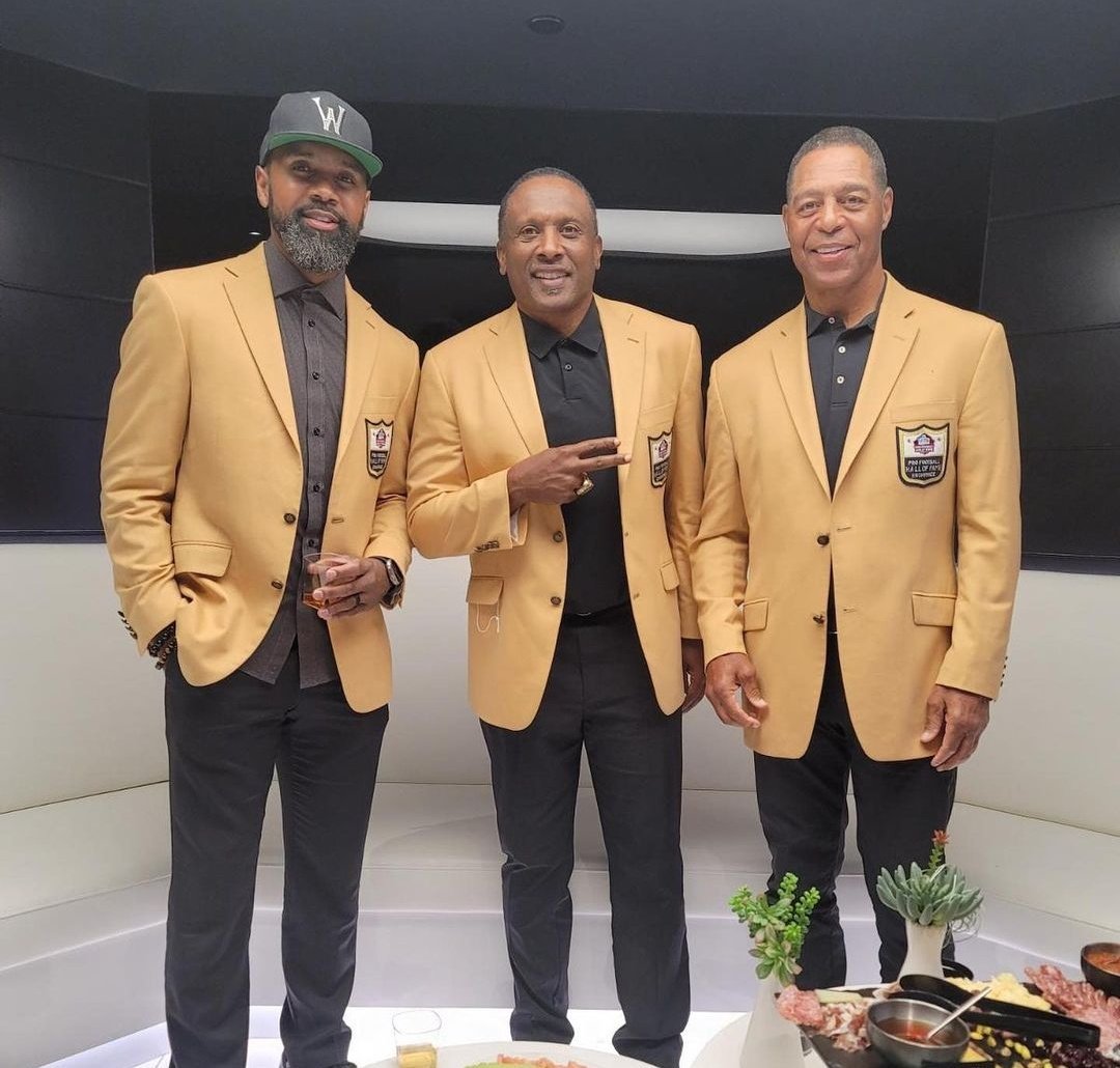 ZombieRaider707's tweet photo. The Silver &amp; Black in Gold 🪙
🏴‍☠️🐐 Charles Woodson 
🏴‍☠️🐐 Tim Brown 
🏴‍☠️🐐 Marcus Allen 
#RaiderNation https://t.co/zHyBEdE80s