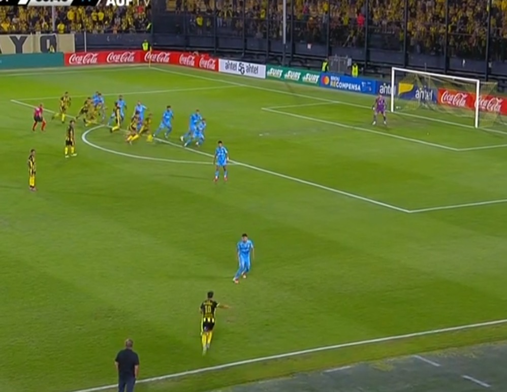 📏DISTANCIA REGLAMENTARIA EN LOS TIROS LIBRES

Hasta que el balón esté en juego, los adversarios deben permanecer al menos a 9.15 m. del ⚽

Hacer cumplir esta regla distingue a los árbitros. 

Hace tiempo que no se ven barreras🚧 bien colocadas 

El campeonato recién empieza...