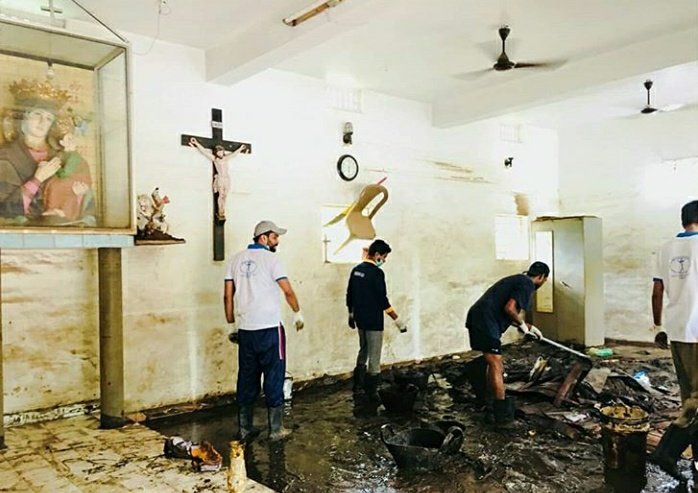 thahirfalcon's tweet photo. Faith in action: Cleaning local temples and churches in Kerala post-flood. 

Cleaning temples and churches isn't just a service, it’s our duty. 

The Ahmadiyya Muslim Community stands for a harmonious society where no one is discriminated against.
#IslamAhmadiyya_LoveForNation https://t.co/Vn2BxeAW29