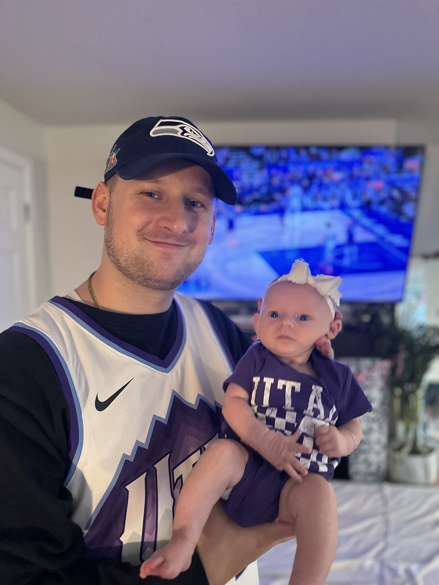 Jared_Webb5's tweet photo. Starting the @utahjazz indoctrination EARLY here in Seattle #TakeNote  #LesOlsenIT https://t.co/4IsKyLHAo1