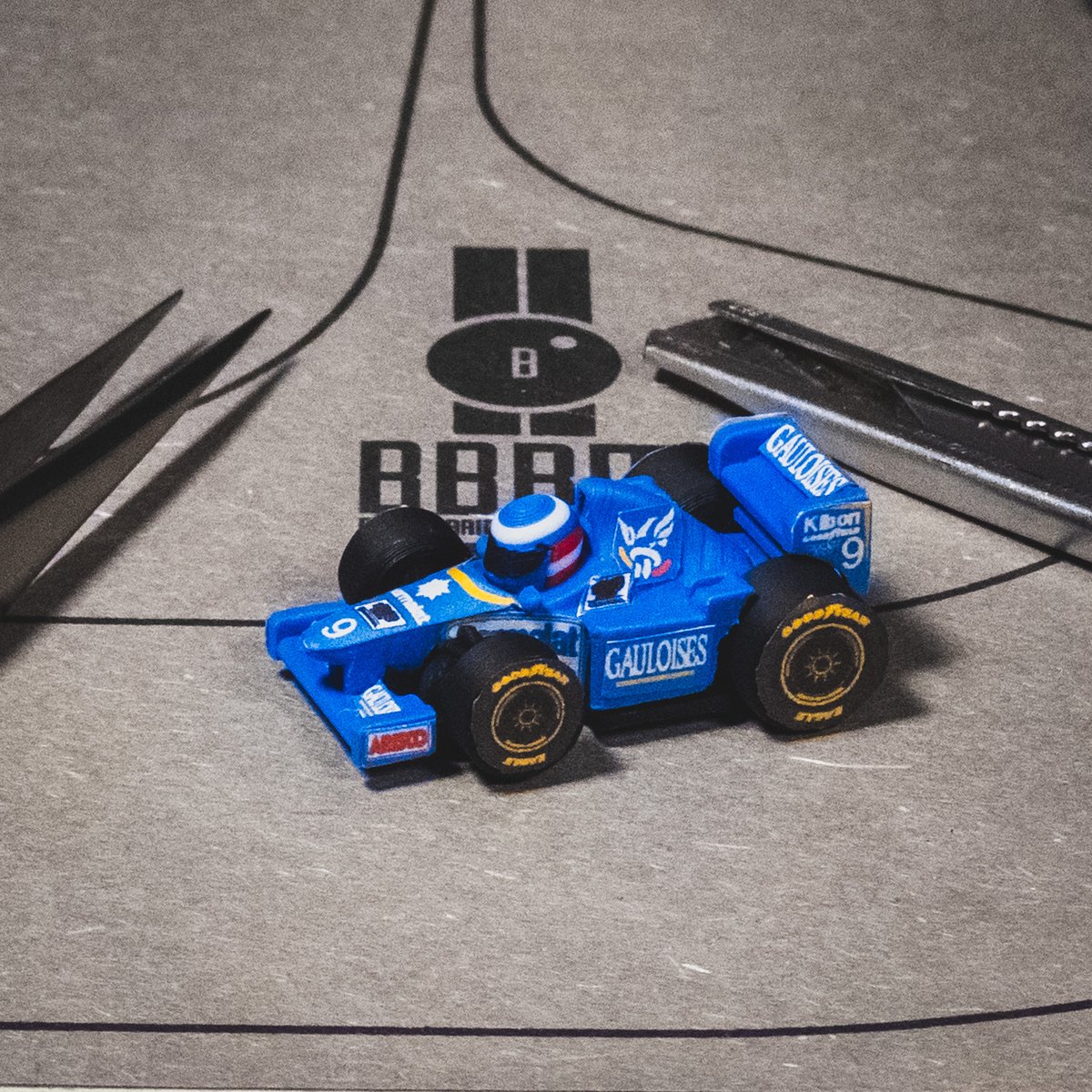 abulka's tweet photo. #olivierpanis ヘルメットの #多色プリント が、思った以上によくできたので、さっそく #Ligier #無限 #JS43 に載せてみた。よき。

比較用の２枚目、奥のセナはデカール、マンセルは伸びるシール、琢磨選手はフルカラーマルチマテリアル（外注）。今回のリジェは、 #Bambulab #FDM にA1強粘着ラベルのお手軽仕様。光沢なしのラベルは、PLAマット系と相性よさそう。