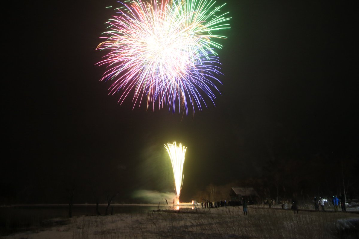 昨日の花火。
ニコちゃんマークとか、猫とか、いろいろな形があるのですが、なかなか上手く撮れなくて。。。
雪だるまがなんとか映っていました。

花火の写真って、難しいですねぇ。