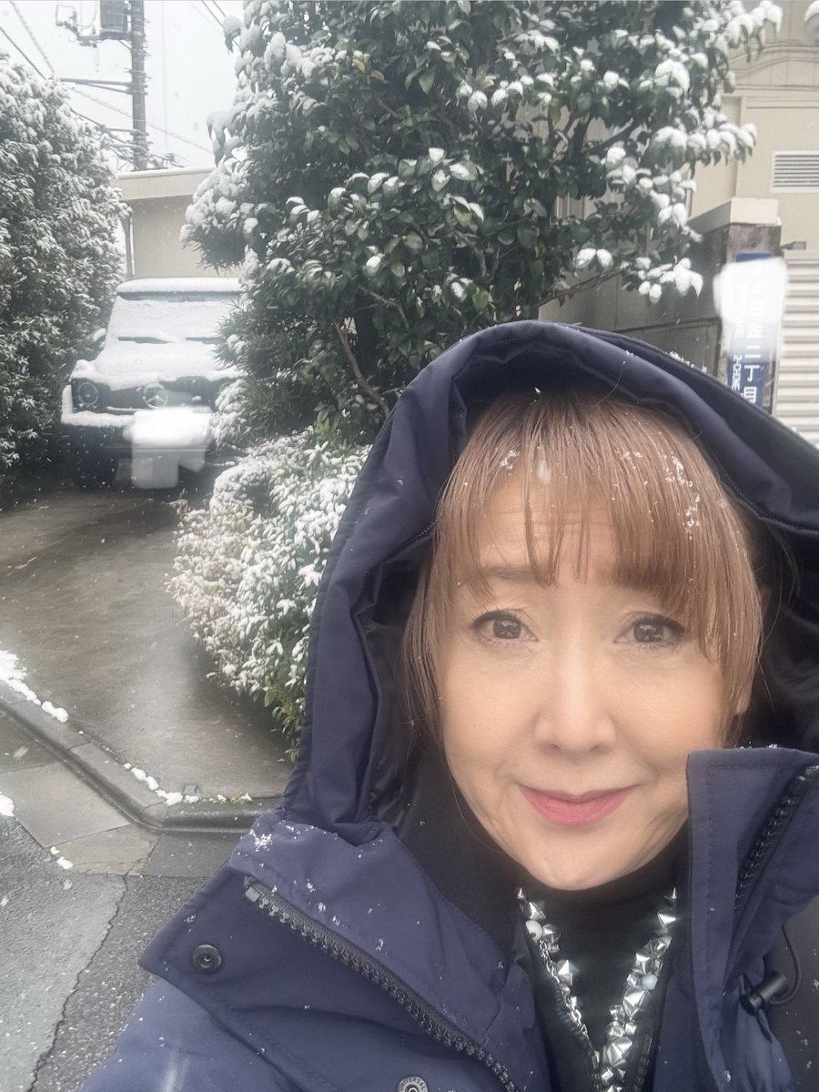 こんな日に収録なんて〜と心の声が漏れそうだが、もちろん行く。
仕事も選挙も行く。
期日前投票日程が急すぎて行けなかったのは悔やまれるし、東京は雪に弱いが、行く。
ママじゃなくオバチャンだが戦争を止めてくるわ。

#ママ戦争を止めてくるわ