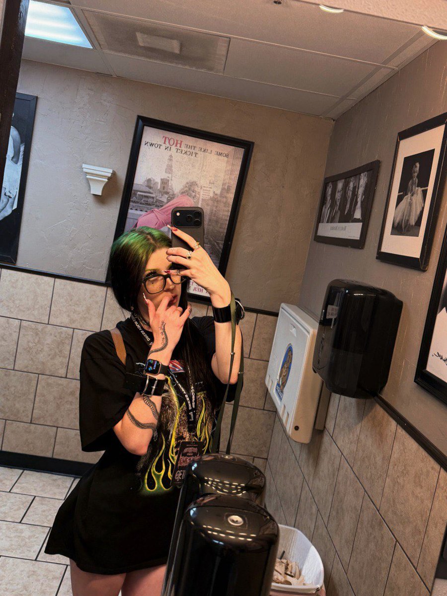 rayaffection99's tweet image. quick mirror selfie id send while ur at work