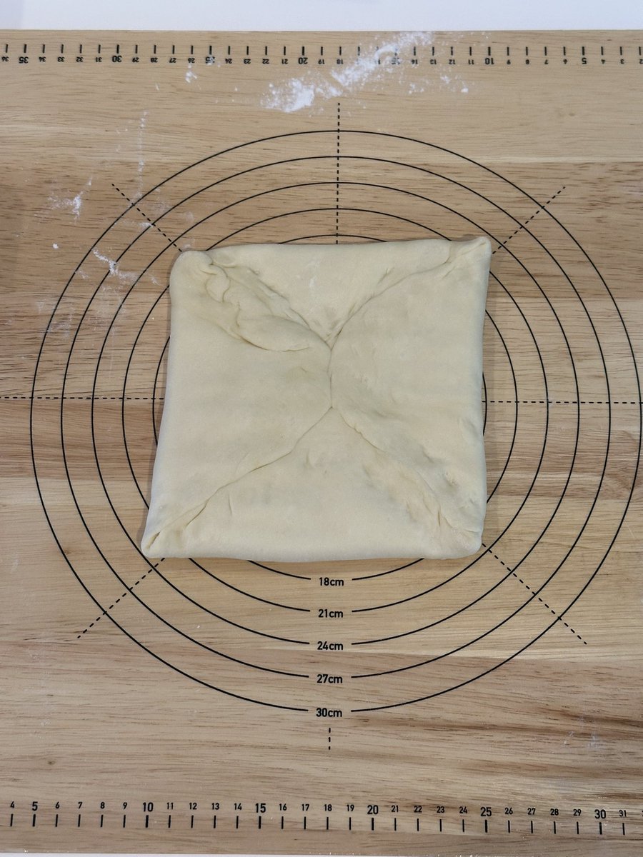 生地を広げてバターを置いて包みます。これのを伸ばして三つ折りするんだけど写真撮り忘れた💦
冷蔵庫で冷やしている間にカスタード作ります！