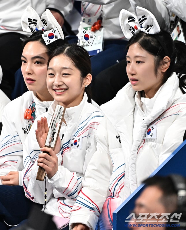 지아 귀여워. 부채는 해인이 갈라용 들구 나온건가😶 

#올림픽 #밀라노동계올림픽 #MilanoCortina2026