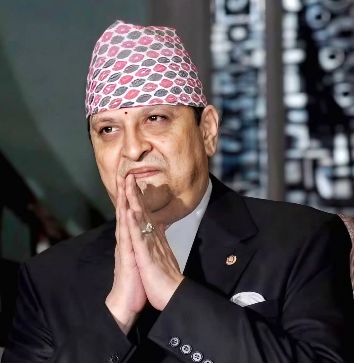 राप्रपा र अन्य सबै राजसंस्थावादीहरूलाई विनम्र आग्रह!

राजालाई फागुन १ गते काठमाडौँ विमानस्थलमा भव्य-भव्य-भव्य स्वागत गरौँ!

देशलाई राजसंस्थाको छहारी चाहिने रहेछ भन्नेमा अब पुराना दलहरू पनि लगभग पुग्नै आँटेका छन्। यो एकदम सकारात्मक संकेत हो।

तर फागुन १ गते उपत्यका वरिपरी र अझ