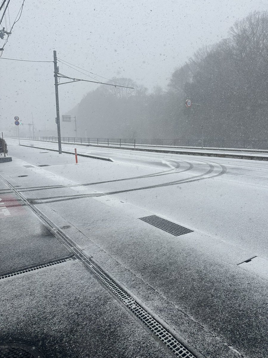 Akichin11's tweet photo. 仕事場前の道路
どんどん雪が積もってきた
帰り下まで降りれるのだろーか？ https://t.co/59aq4Yh6xe