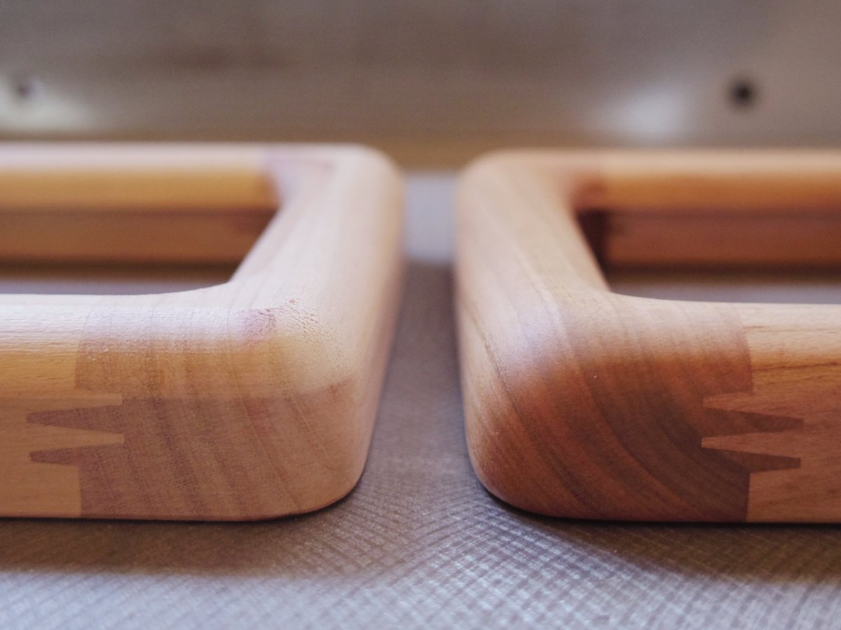 当方のフォトスタンドましかく、もう10年近く作っていますが、カドの丸さや表面に平面を残すのか・残さないのかなどずっと試行錯誤しています。最近やっと最終形が見えて来たかなと思っています。
2枚目の写真の赤丸の部分をどのように仕上げるかで全く別のイメージになってしまうため苦労します。