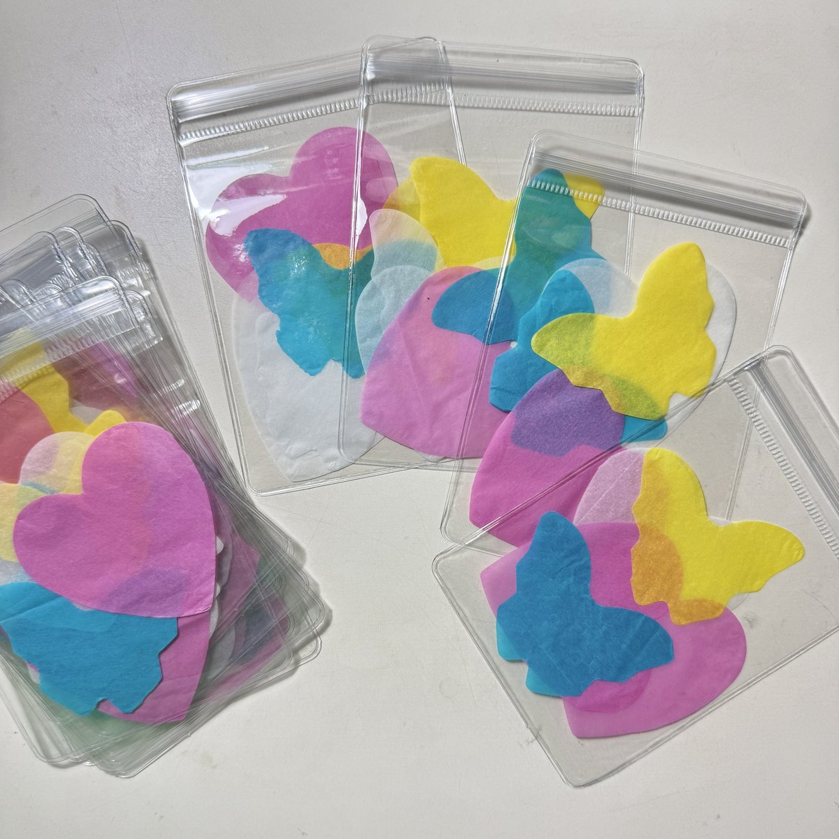 aku mau giveaway 14 set confetti decade in kl cukup like/rt tweet ini nanti aku pilih random yaaaw. ongkos kirim ditanggung pemenang;;