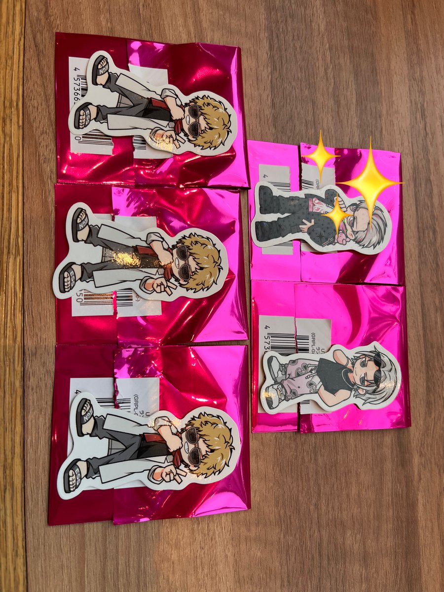 R_botann's tweet photo. GRPL グッズ　ステッカー　チェキ　交換

求→☠️

譲→画像参照、✨はホロ

ホロはホロとの交換優先です
現在会場付近におります。
よろしくお願いします https://t.co/ZOD6qwfwyu