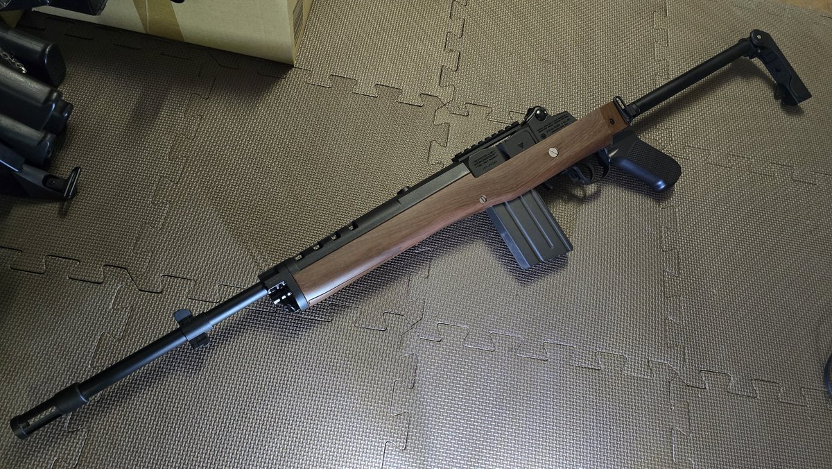 2works2's tweet photo. ダブルベル電動ガン　mini14到着しました！
刻印はレーザーですこし粗いです。スマートでかっちりしてて満足です(^ω^)
リアサイトすごくいいです(*･ω･)
STDM4マガジン系使用可能ですが
物を選ぶようです！
マルイさんのマガジンははまりました。
#mini14
#DOUBLEBELL https://t.co/EpfYf33NrF
