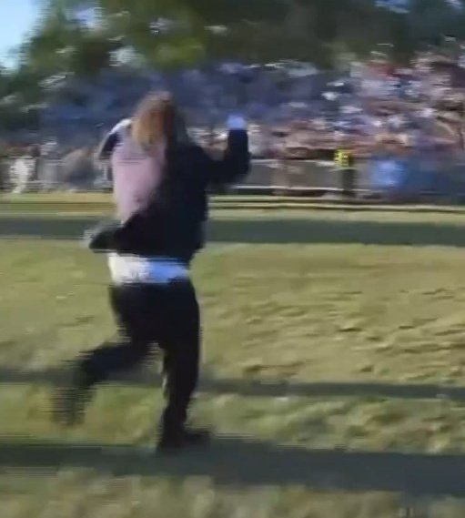 "PAÑAL"

Por esta imagen que confirma que Javier Milei utiliza los pantalones caídos porque sus pañales para adultos no entran dentro del pantalón