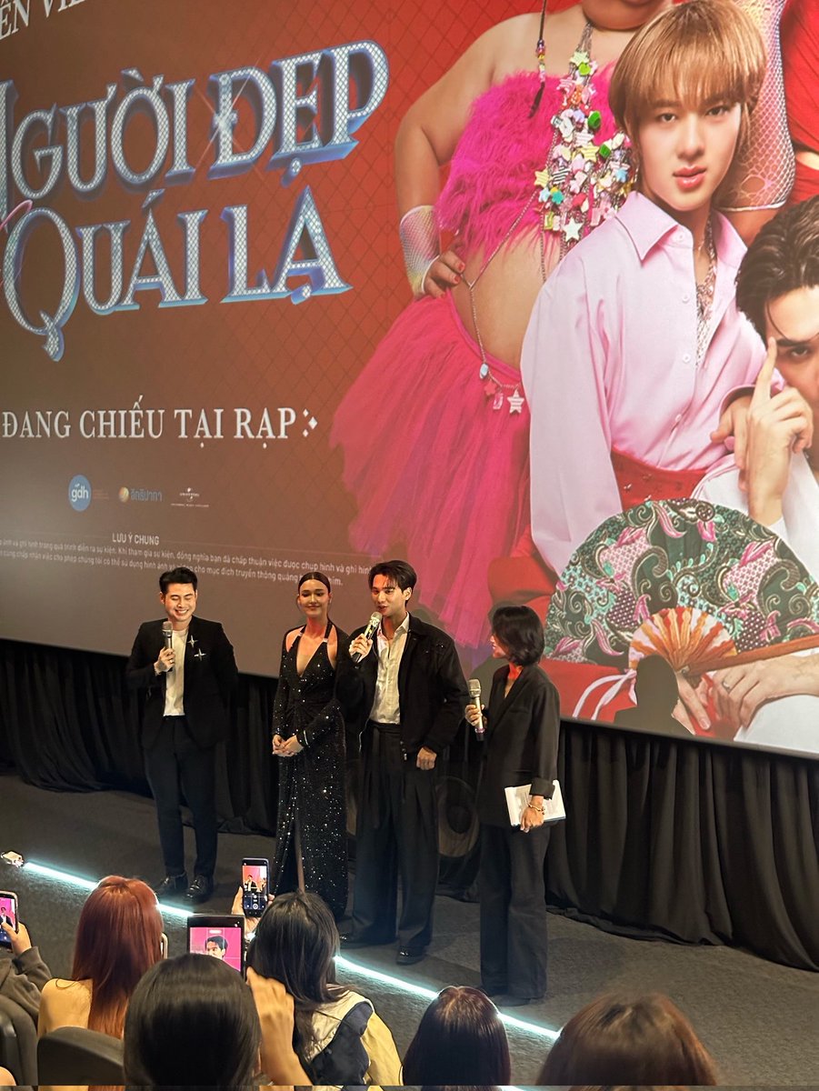 Hello_asian's tweet photo. GDH ส่งภาพยนตร์ “ดีว่า..ราวี” บุกเวียดนาม
ได้ “แจ็คกี้-เก่ง” สร้างโมเมนต์ประทับใจในกิจกรรม Star Tour พร้อมฉลองความสัมพันธ์ทางการทูตไทย-เวียดนาม ครบรอบ 50 ปี
#nguoidepvaqualia #beautyandthebeat
#GDH #cgvvietnam
#KengHarit #JackieJacqueline
#DivaLaVie #Lamoon
เดินหน้าสร้างปรากฏการณ์ความบันเทิงสู่เวทีนานาชาติ สำหรับอภิมหาภาพยนตร์บันเทิง “ดีว่า..ราวี” ที่ล่าสุดยกทัพบุกไปพบผู้ชมไกลถึงประเทศเวียดนามในกิจกรรม Star Tour นำทีมโดย คุณจินา โอสถศิลป์ ประธานเจ้าหน้าที่บริหาร บริษัท จีดีเอช ห้าห้าเก้า จำกัด พร้อมด้วย 2 นักแสดง แจ็คกี้-ชาเคอลีน มึ้นช์, เก่ง-หฤษฎ์ บัวย้อย พร้อมด้วย ผู้กำกับการแสดง เติ้ล-กิตติภัค ทองอ่วม และ โปรดิวเซอร์ เดียว-วิชชพัชร์ โกจิ๋ว ซึ่งการเดินทางครั้งนี้เริ่มต้นด้วยการเข้าเยี่ยมสถานกงสุลใหญ่ ณ นครโฮจิมินห์ โดยมี นางสาววีรกา มุทิตาภรณ์ กงสุลใหญ่ ให้การต้อนรับอย่างอบอุ่น เพื่อร่วมหารือแลกเปลี่ยนมุมมองความคิดเห็นเกี่ยวกับโอกาสของอุตสาหกรรมภาพยนตร์ไทยในตลาดเวียดนาม อีกทั้งยังเป็นการเชื่อมสัมพันธไมตรีในโอกาสฉลองความสัมพันธ์ทางการทูตไทย-เวียดนาม ครบรอบ 50 ปีอีกด้วย
โดยชาวเวียดนามมีความนิยมในคอนเทนต์ไทยเป็นอย่างมาก เห็นได้จากภาพยนตร์จาก GDH ที่เคยประสบความสำเร็จและได้รับกระแสตอบรับอย่างล้นหลามในเวียดนาม อาทิ บุพเพสันนิวาส 2, หลานม่า, 404 สุขีนิรันดร์..RUN RUN รวมถึงในปี 2569 ยังมีภาพยนตร์ของ GDH ที่เตรียมทยอยเข้าฉายในเวียดนามตลอดทั้งปี
ซึ่งกิจกรรม Star Tour ที่จัดขึ้น ณ โรงภาพยนตร์ CGV Landmark 81 มี 2 นักแสดง แจ็คกี้ ชาเคอลีน, เก่ง หฤษฎ์ พร้อมด้วยผู้กำกับฯ เติ้ล กิตติภัค ได้ร่วมทักทายและพูดคุยกับผู้ชมหลังการฉายภาพยนตร์ “ดีว่า..ราวี” ทั้งหมด 4 รอบ ได้แก่ รอบ Fan Screening 3 รอบ และรอบ Thai Consulate-General in Ho Chi Minh City Special Screening ซึ่งได้รับเสียงตอบรับอย่างอบอุ่นจากแฟนๆ ที่ให้ความสนใจเข้าร่วมกิจกรรมอย่างคับคั่ง สร้างความประทับใจให้กับทีมงานและนักแสดงเป็นอย่างมากเลยทีเดียว
นอกจากนี้ แจ็คกี้ ชาเคอลีน ยังได้ร่วมทำ Challenge สุดพิเศษกับ ‘LAMOON’ ศิลปินเจ้าของเสียงร้องสุดละมุน ผู้ถ่ายทอดเพลงประกอบภาพยนตร์ “ดีว่า..ราวี” เวอร์ชันเวียดนามในเพลง “อัศศะจอรอหัน” หรือในชื่อเวียดนาม “Tình Yêu Sét Đánh” เรียกว่าเป็นสิ่งที่เพิ่มสีสัน ความสนุกและความใกล้ชิดกับแฟนๆ ชาวเวียดนามได้อย่างน่าประทับใจ
สำหรับภาพยนตร์ “ดีว่า..ราวี” หรือชื่อเวียดนาม ‘NGƯỜI ĐẸP VÀ QUÁI LẠ’ เริ่มเข้าฉายแล้ววันนี้ในโรงภาพยนตร์ ทั่วประเทศเวียดนาม