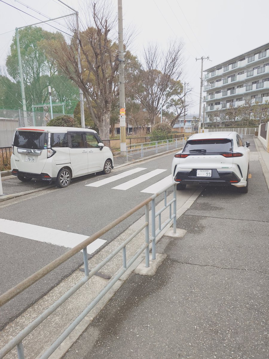 Ko1_ichi's tweet photo. 小学校の前の横断歩道に違法駐車して少年野球観戦してるバカ共

クラウン　なにわ　359 ぬ　99
タンク　和泉　502 ふ　7839 https://t.co/NZ9gIm58UM