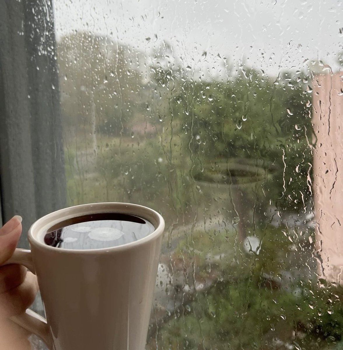 at11126's tweet image. '

يميلُ القلب دومًا 
إلى من يستثنيه 
و يحنو عليه 
و من يكون لهُ 
أُنسًا و مكانًا آمنًا  ،
الطمأنينة مُفتاح الحُب فلا شعور يُضاهي الأمان👑

القلب اذا كان مبسوط حتى الملامح 
تصير حلوه ☕️🕊️

#صباح_الخير 
#صباح_الخير_والسعاده 
#صباح_الاجواء_الحلوه