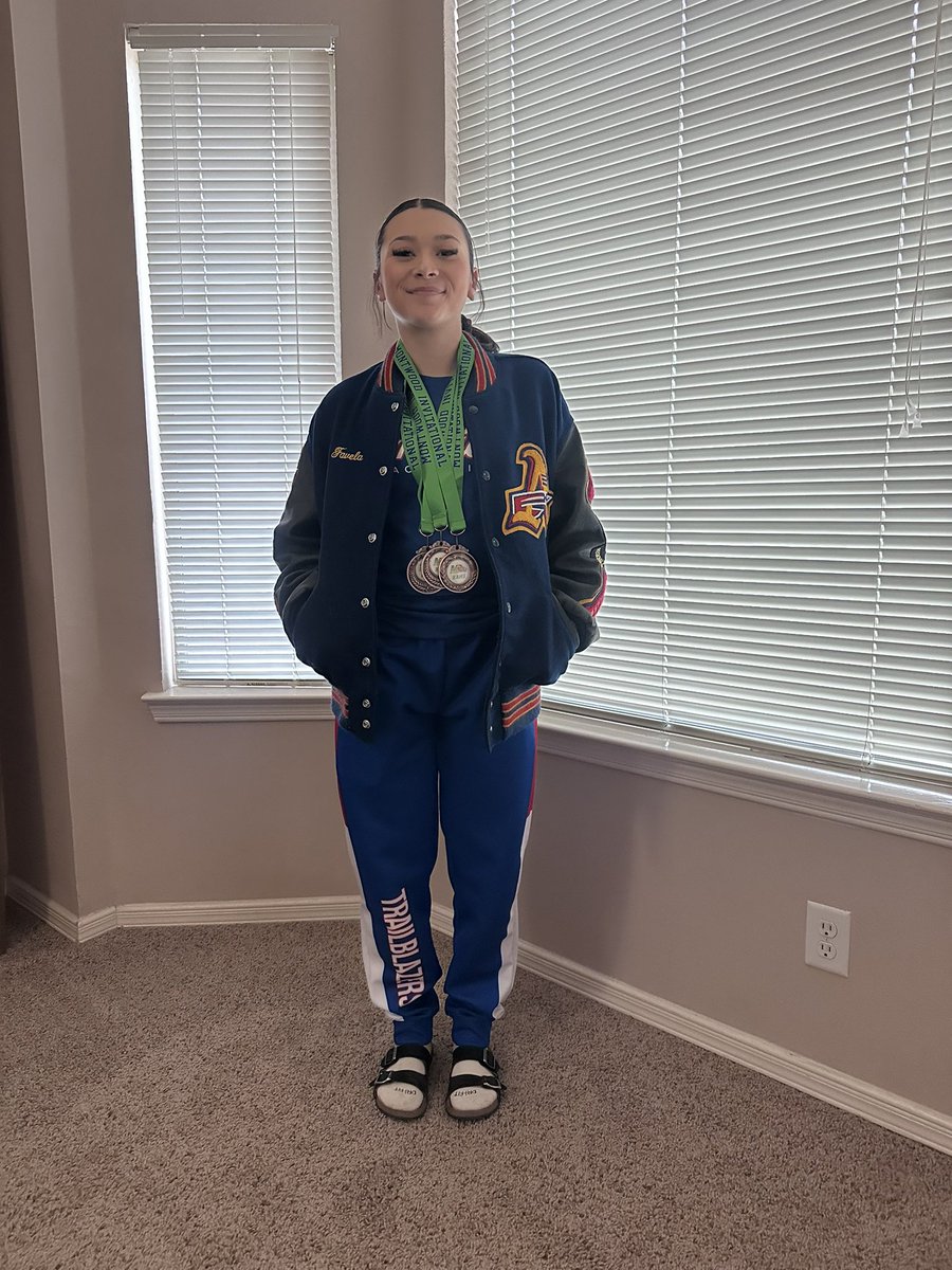 KaylaFavela's tweet photo. Good start to my senior season- Montwood Invitational. Get better every week. A’s UP 
🥉200 meters
🥉4x100 Relay (3rd leg)
🥉4x 400 Relay (Anchor) @WindyFavela @ahsblazertf @Americas_HS @Coach_NoeRobles https://t.co/WnxvXtUs7Q