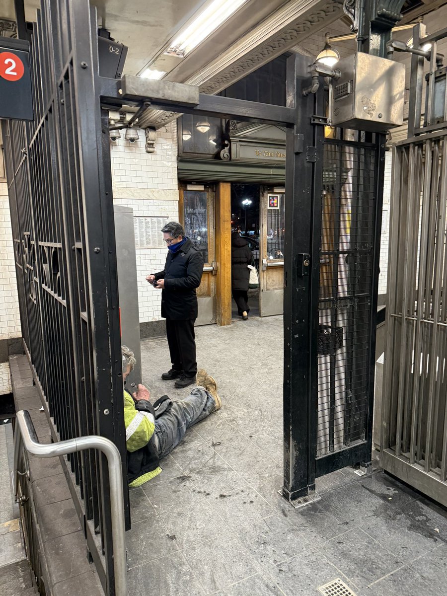 MacKevinNYC's tweet photo. Doors just open at 72nd. Close all these emergency doors with turnstiles @MTA https://t.co/unUDZg4uSW