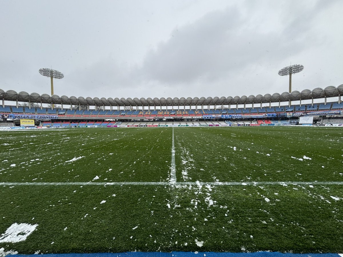 frontale_staff's tweet photo. 本日の2/8（日）15:00キックオフ
明治安田J1百年構想 第1節 柏レイソル戦について

現在、U等々力、およびその周辺では降雪が続いております。

クラブスタッフ一同、皆さまの安全を最優先に試合開催に向け準備を進めています。

ご来場の際は、足元に十分ご注意のうえ、防寒対策を万全にしてご来場ください。

また、試合開催に関する最新情報は、クラブ公式Xや公式サイトにて随時お知らせいたします。

【広報】#frontale