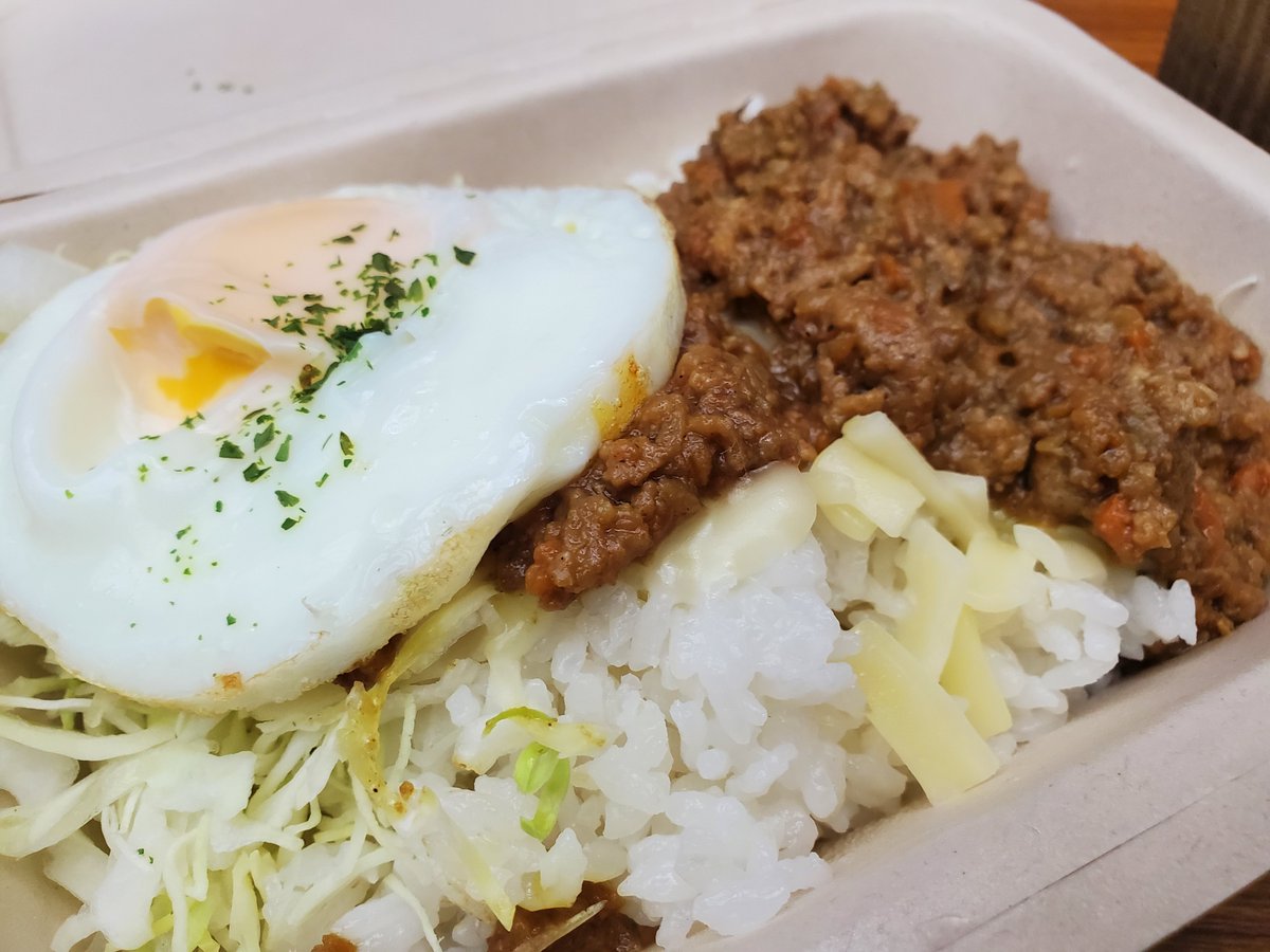 raizulow's tweet photo. 今日のランチは #ROUTE18 のキーマカレーアメリカンバーガー& #Chillkitchen のチルサンド&チーズinドライカレーやよ 🍛🥪✨
外は寒くてもおなかの中はポッカポカやわ🔥
他にも美味しい食べ物たっくさんあるし、いしかわ総合スポーツセンター来まっし🏀
#バスケも観れるげんよ
#サムライズ https://t.co/NpkHprdXF5