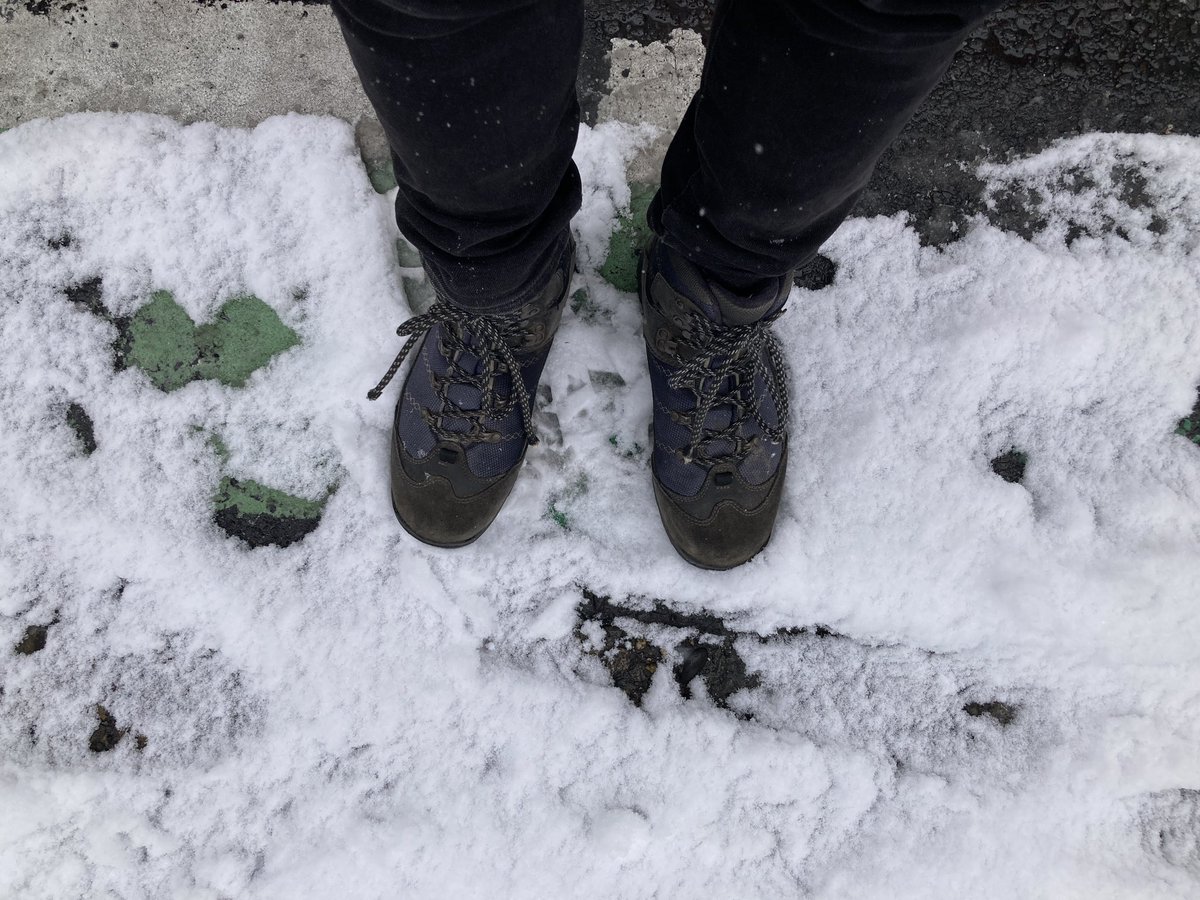 nerimadesign's tweet photo. フェス用っていうか登山用？のゴアテックスのブーツを履いて投票へ。悪環境に然るべき装備で臨んで、あらやだ〜全然平気〜みたいになるの好き。 https://t.co/8Cn1WVzrRG